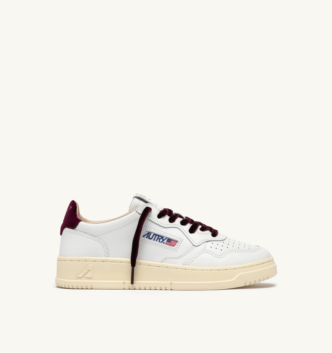 AUTRY INTERNATIONAL SRL Patike MEDALIST LOW WOM VZ01 LEATHER/VELVET/LOGO WHITE/FIG/JZ26 — glavna fotografija
